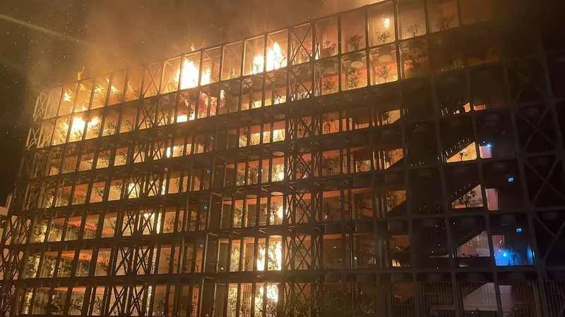 İzmir'de 4 bloklu site alevlere teslim oldu!